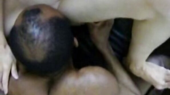Mršavi frajer sexpornofilm s ogromnim penisom jebe vruću plavu drolju