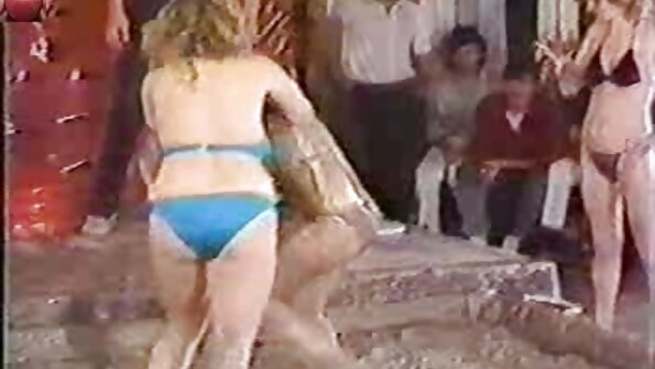 Pohotna brineta Crystal Rush masturbira film seks porno na podu