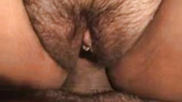 Vruća azijska MILF s velikim sisama ima međurasni seks ten sex film u tuš kabini