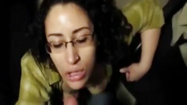 Plavuša lijepog full sex porno film tijela gura ruku u macu